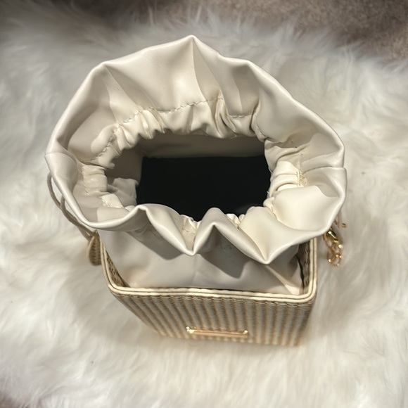 Brown woven bag with leather drawstring pouch - Picture 3 of 3